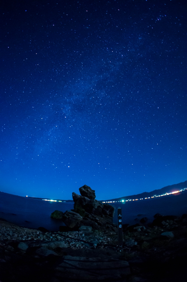 星空見つめる人面岩｜BSN新潟遺産写真コンテスト「新潟遺産を感じた瞬間」を写真に収めて、コンテストに応募しよう！