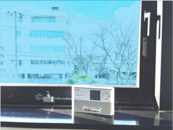 窓際にラジオを設置