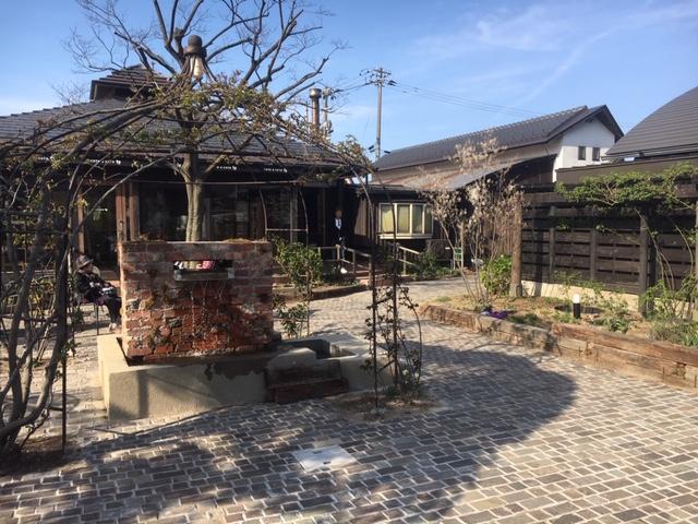 カーブドッチレストラン