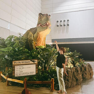 ティラノサウルスと２ショット.jpg