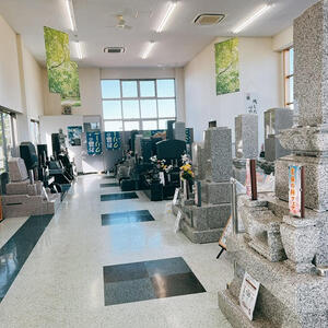 新発田店内　墓石.jpg